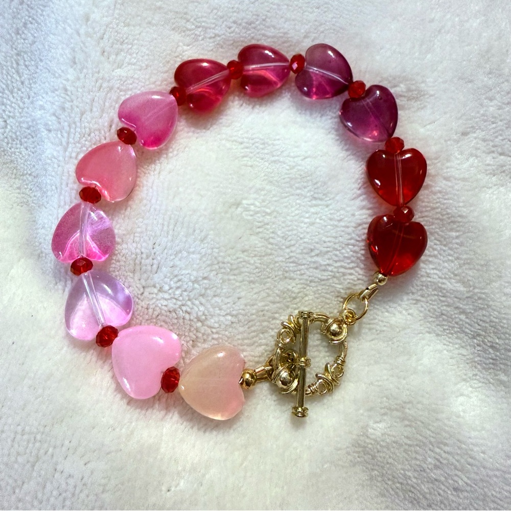 Glass Heart Bracelet in Pink and Red Ombré